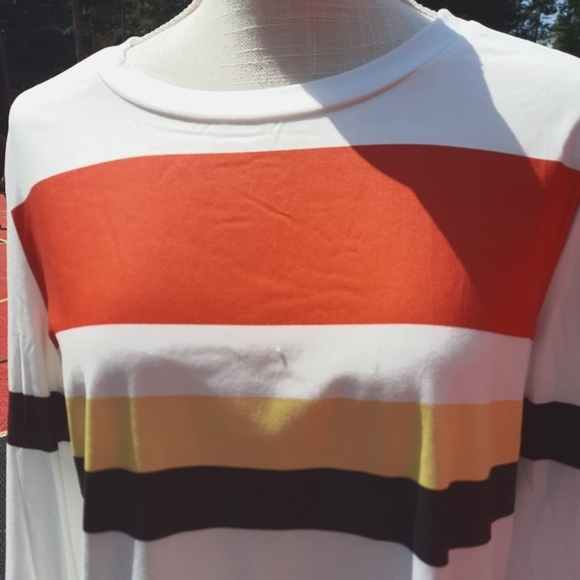 NEW🤍🖤❤️💛Sporty multi- colored, long sleeve top. - Picture 5 of 7